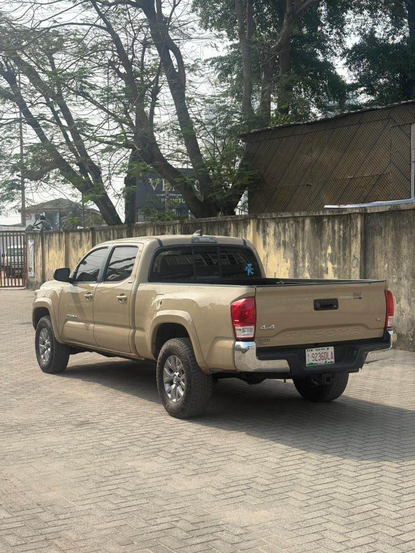 A picture of Foreign Used 2017 Toyota Tacoma SR5 4x4 42m