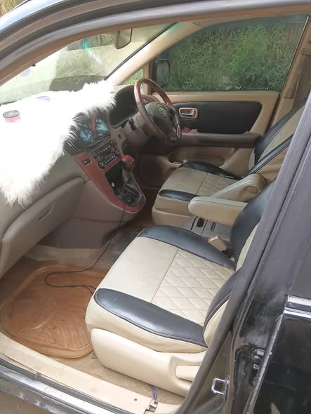 A picture of TOYOTA HARRIER OLD