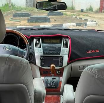 A picture of Lexus 330