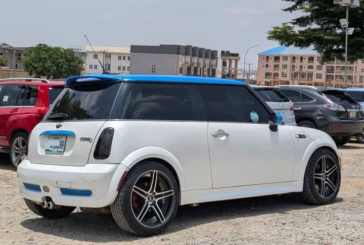 A picture of MINI COOPER