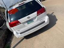 A picture of Toyota sienna 06
