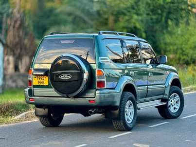 A picture of TOYOTA PRADO LAND CRUISER