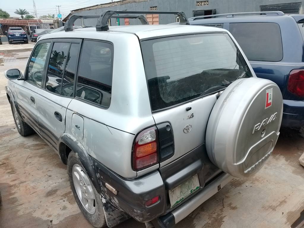A picture of Toyota Rav4 2000 registered