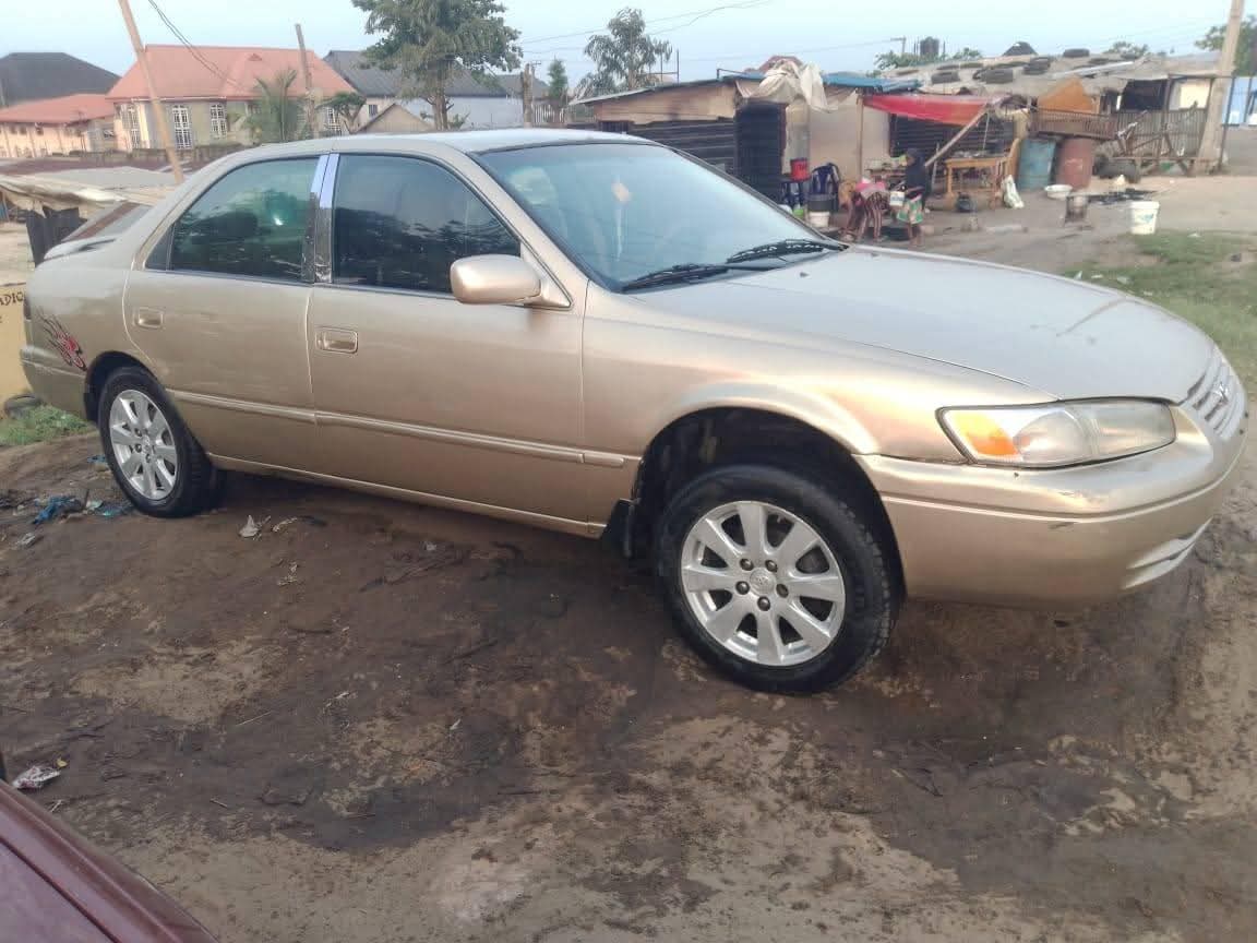 A picture of Toyota Camry tiny light 4 plug first body beked