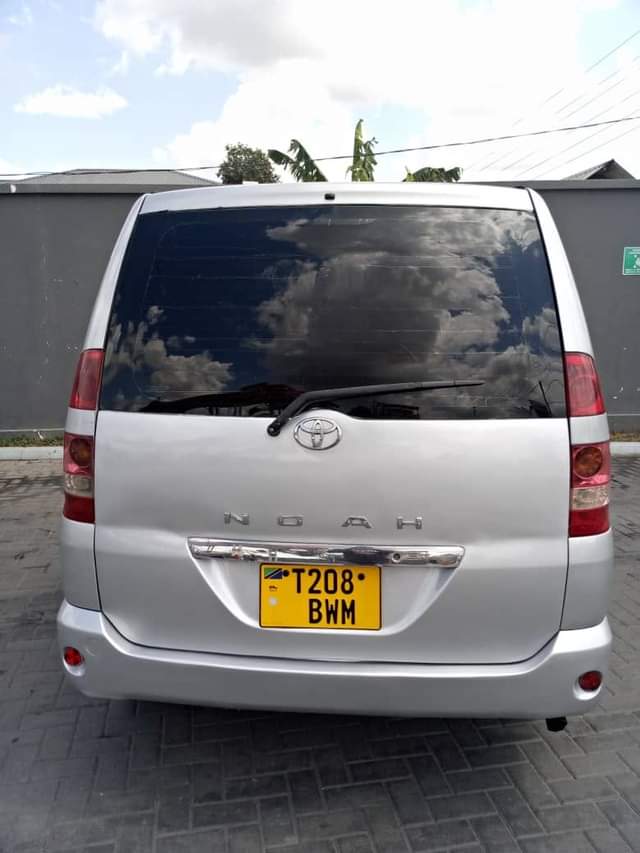 A picture of TOYOTA NOAH