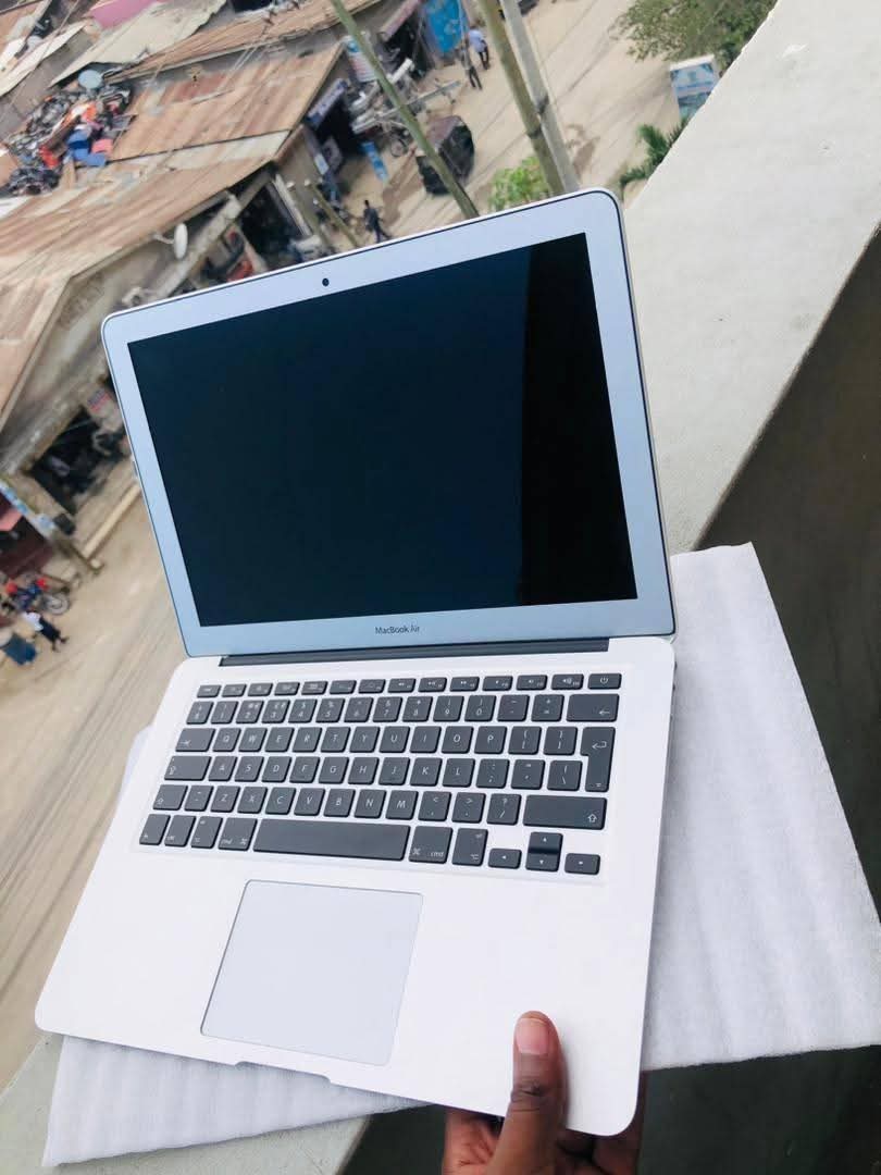 A picture of Mac book air mid 2013 Intel core i5 1.8ghz Ram