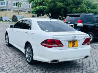 A picture of TOYOTA CROWN