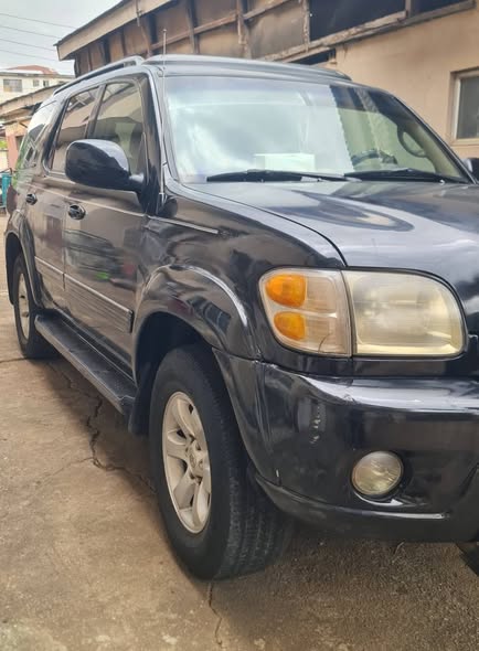 A picture of Toyota sequoia 05