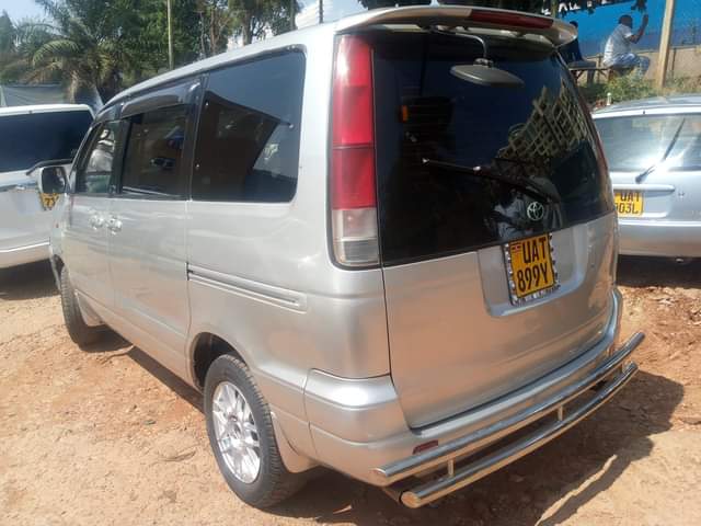 A picture of TOYOTA NOAH