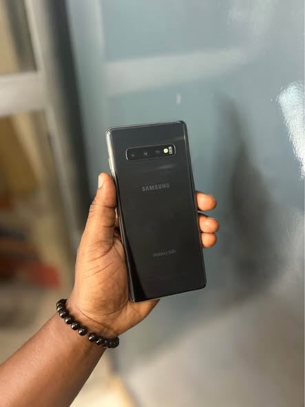 A picture of SAMSUNG S10 FULL DISPLAY
