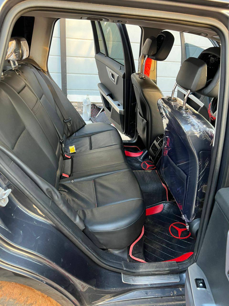 A picture of Tok Standard very Sharp 2011 Model Mercedes GLK.