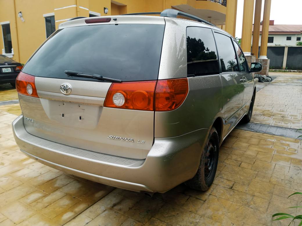 A picture of Direct Belgium Toyota sienna 2009 . clean engine and interior.