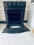 A picture of Mr Uk safi kabisa Bei 460000 Homebase cooker Bei 360000