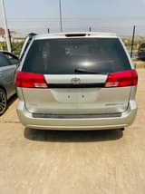 A picture of Toyota sienna 04
