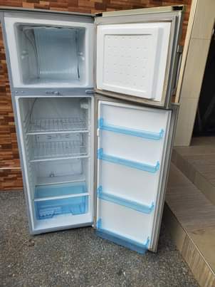 A picture of Nauza fridge nzuri midea offer lK 430k