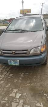 A picture of Toyota sienna 2001