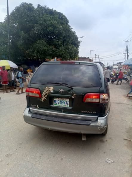 A picture of Toyota Sienna 2002