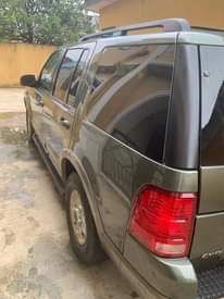 A picture of Ford explorer 2004 model