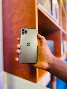 A picture of iPhone 11 Pro Max 512gb no Face ID