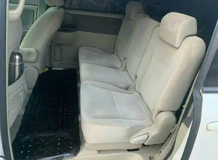 A picture of 2009 2009 model toyota noah