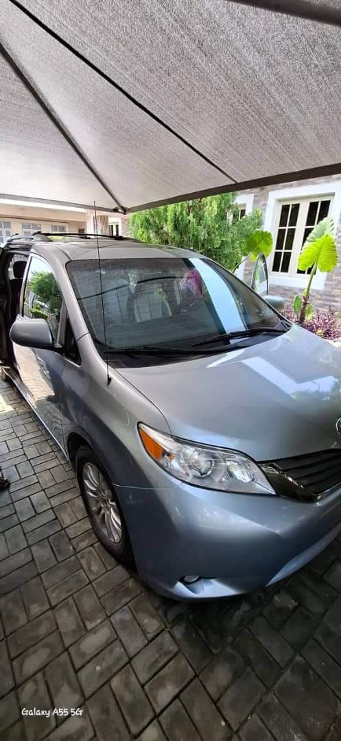 A picture of This is a super clean Toyota Sienna XLE 2014 model