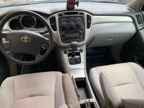 A picture of Nigerian Used Toyota highlander 2005 registered 3row fabric Cracked windshield