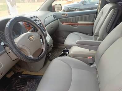 A picture of 2005 model Toyota sienna XLE Tokumbo standard Baked on first