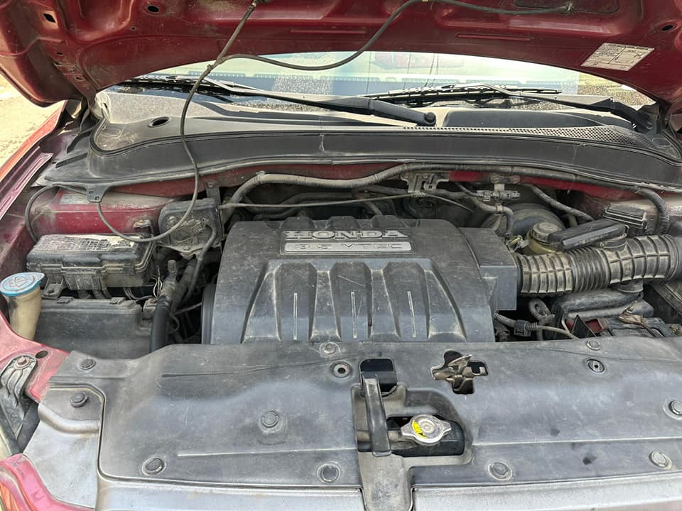 A picture of Honda Pilot year 2004 absolute pure body nothing to fix