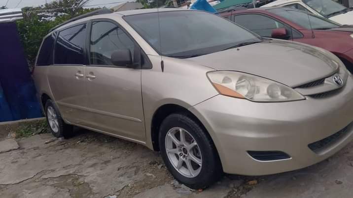 A picture of Toyota Sienna 2006