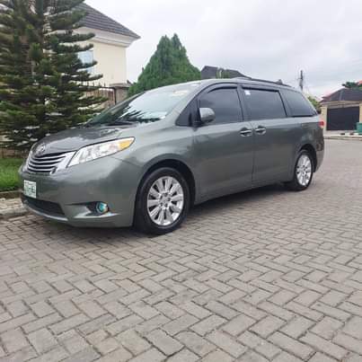 A picture of Toyota sienna