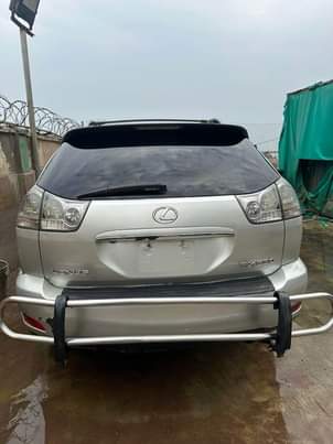 A picture of Partially first body 2005 Rx 330 Lexus with sun roof