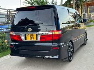 A picture of Toyota alphard bampakubwa 2004 EDN 