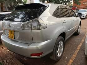 A picture of Toyota Harrier Model 2004 Engine 2 4cc Price 30M 0709788048