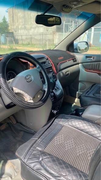 A picture of 2005 Toyota Sienna XLE