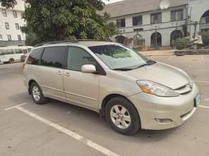 A picture of Distress sales Toyota Sienna XLE 07 Engine Gear AC Clean