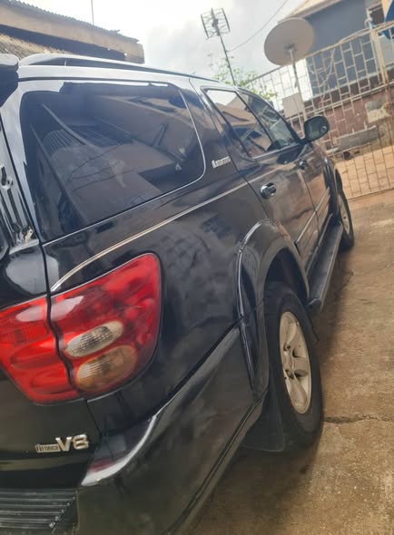 A picture of Toyota sequoia 05
