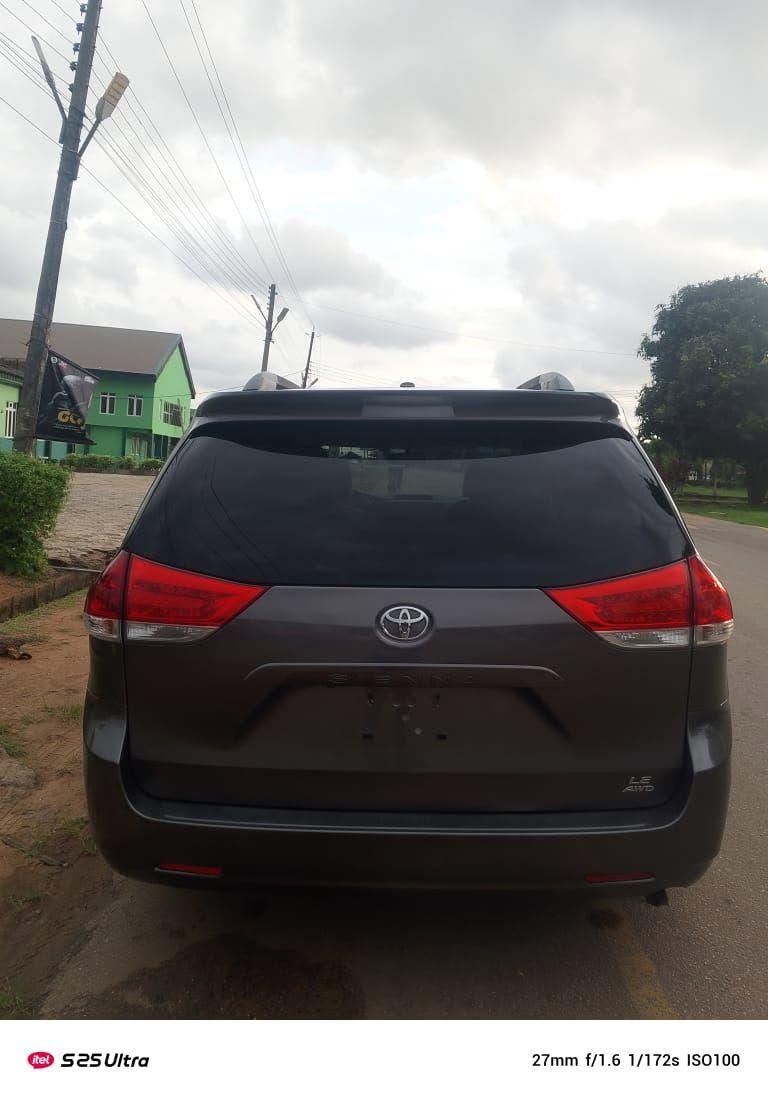 A picture of Toyota Sienna 2014 Model