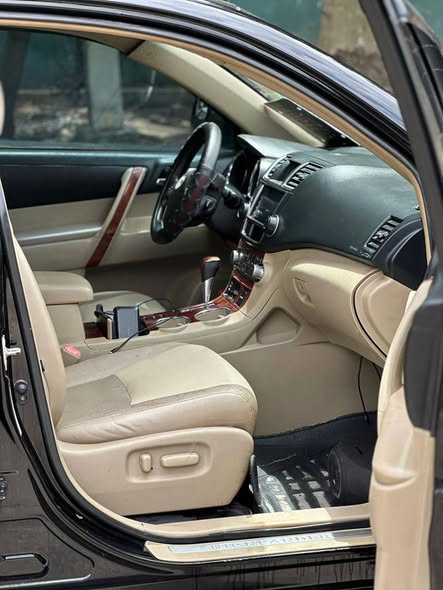 A picture of TOYOTA HIGHLANDER 2013 MODEL REGISTERED FULL OPTION NOTHING TO FIX