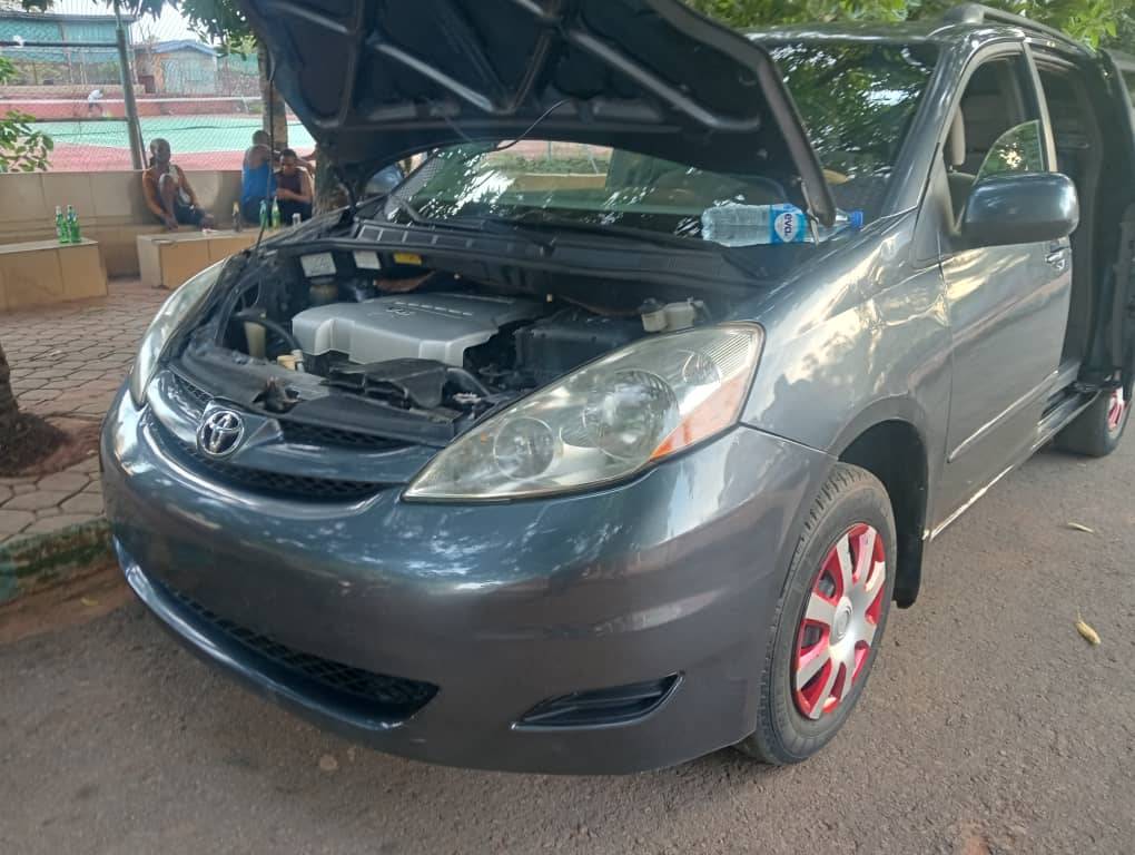 A picture of Toyota sienna