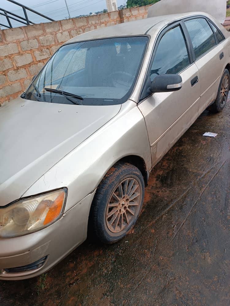 A picture of Toyota Avalon.... Model 04.... Engine and gear untoch .... nitiro