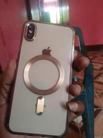 A picture of IPHONE XS MAS ipo sokoni aina KIPENGERE CHOCHOTE Ina face