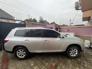 A picture of Neatly used 2012 direct Toyota Highlander going for 9 3m