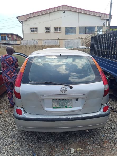 A picture of Nissan Tino First body