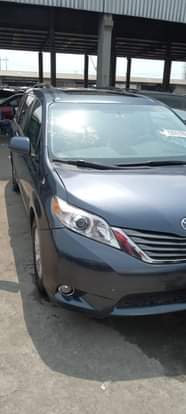 A picture of Tokunbo 2014 Sienna with 2 power doors full option Price