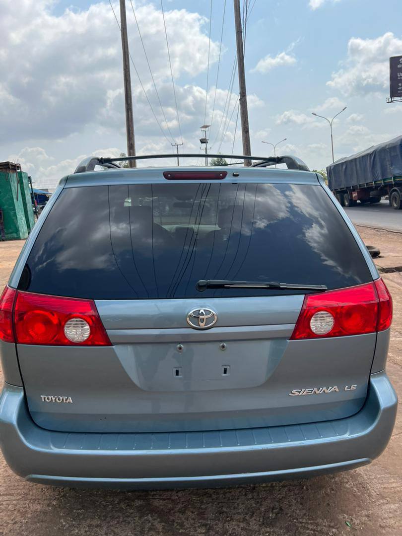 A picture of TOYOTA SIENNA