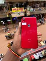 A picture of iPhone XR 64gb Face ID True Tone Battery health 92