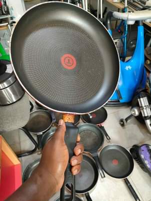 A picture of UK Used Non sticky frying pans Ugx 50 000