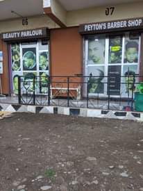 A picture of Anatafutwa Kinyozi mzuri wa Barbeshop na dada wa kuhudumia wateja
