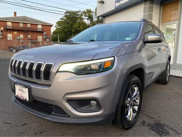 A picture of 2019 Jeep Cherokee 4 4