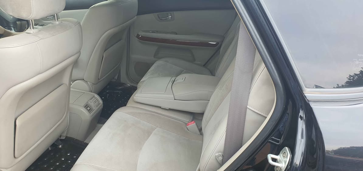 A picture of Toyota harrier model 2009